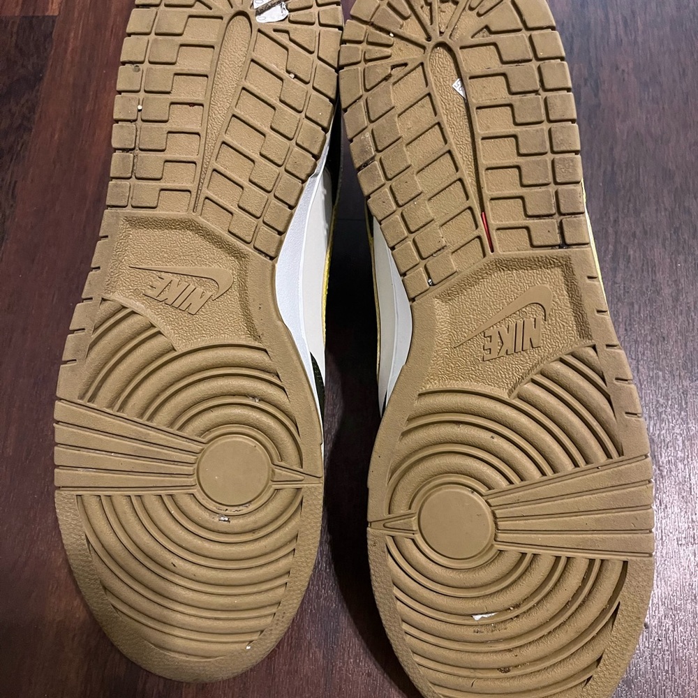 Nike Dunk Low in Olive Green and Yellow - Picture 6 of 6